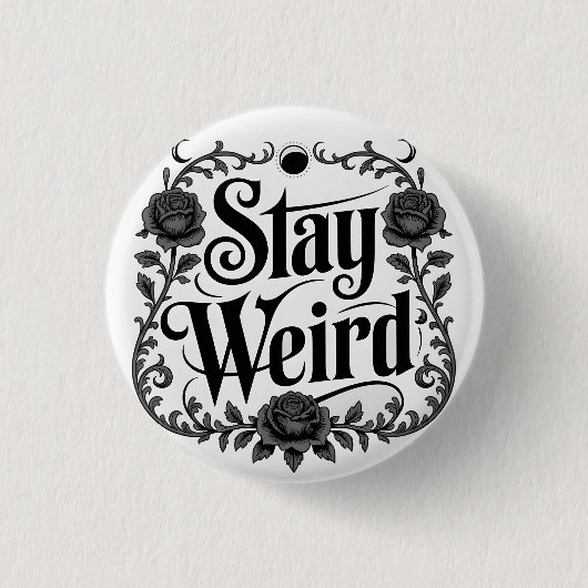 ゴシックタイポグラフィ グラフィック "Stay Weird" 缶バッジ (正面)