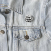 ゴシックタイポグラフィ グラフィック "Stay Weird" 缶バッジ (インサイチュ)