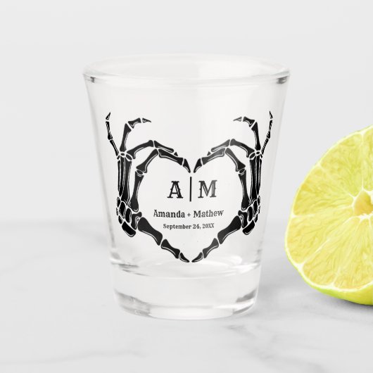 ゴシックハロウィーンスカルハンドハートブラック結婚ズ ショットグラス (正面)