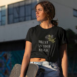 ゴシックバラトラストイン魔法 Tシャツ<br><div class="desc">ブラックバラのイラストレーションを特徴とするゴシック色とダーク色のTシャツに、「魔法に信頼」と書かれた文字が付いている。</div>