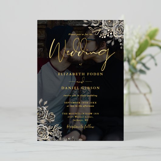 ゴシックバラフローラ結婚写真の黒と金ゴールド 箔招待状 (立ち正面)