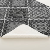 ゴシックブラック&グレーフェイクレースキルト シェルパブランケット (3/4)