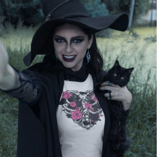 ゴシックリ飾ブのバラとこうもり Tシャツ