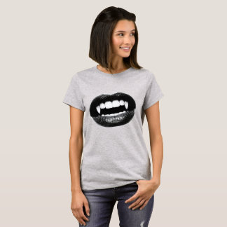 ゴシックヴァンパイアの口のグラフィックTシャツ、オルタナティブな美意識 Tシャツ