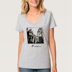 ゴシック体のレディースVネックTシャツ Tシャツ