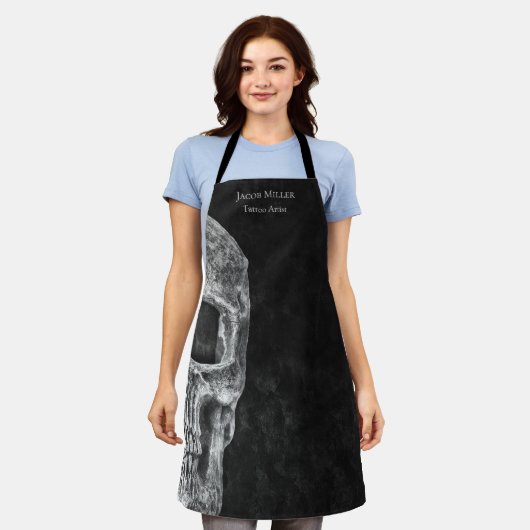 ゴシック体の半スカル頭部の白黒タトゥー店 エプロン (着用した状態)