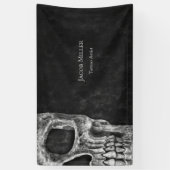 ゴシック体の半スカル頭部の白黒タトゥー店 横断幕 (縦)