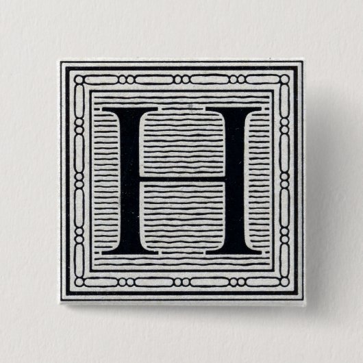ゴシック体"H"の木版画のWoodblockのイニシャル 缶バッジ (正面)