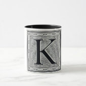 ゴシック体"K"の木版画のWoodblockのイニシャル マグカップ (中央)
