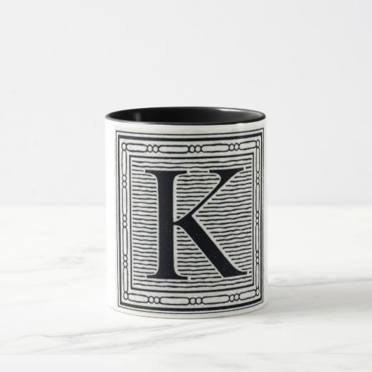ゴシック体"K"の木版画のWoodblockのイニシャル マグカップ (中央)