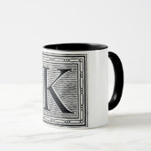 ゴシック体"K"の木版画のWoodblockのイニシャル マグカップ (正面右)