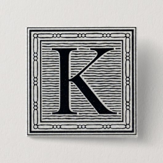 ゴシック体"K"の木版画のWoodblockのイニシャル 缶バッジ (正面)