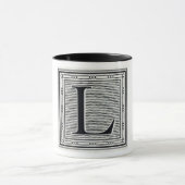 ゴシック体"L"木版画のWoodblockのイニシャル マグカップ (中央)