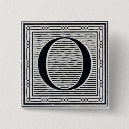 ゴシック体"O"の木版画のWoodblockのイニシャル 缶バッジ (正面)