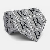 ゴシック体"R"の木版画のWoodblockのイニシャル ネクタイ (ロール)