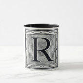 ゴシック体"R"の木版画のWoodblockのイニシャル マグカップ (中央)