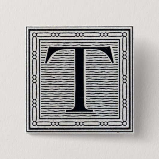 ゴシック体"T"の木版画のWoodblockのイニシャル 缶バッジ (正面)