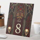 ゴシック様式のアーチスカル。 台座サイン (インサイチュ)