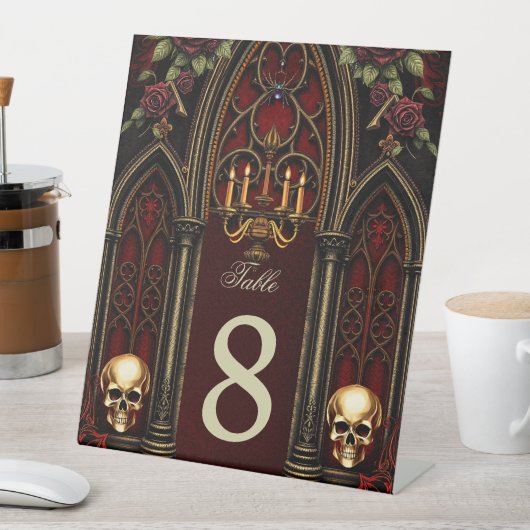 ゴシック様式のアーチスカル。 台座サイン (インサイチュ)