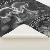 ゴシック様式のカップルキスをするスカル シェルパブランケット (3/4)