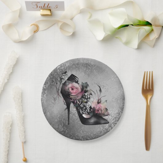 ゴシック様式のファッションスティレットのヒールとモーヴピンクのバラ ペーパープレート (ウェディング)