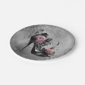 ゴシック様式のファッションスティレットのヒールとモーヴピンクのバラ ペーパープレート (アングル)