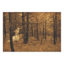 ゴシック様式のヴィンテージエンジェルブラウンの森の木