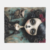 ゴシック様式の人形とフクロウ フリースブランケット (正面(横))