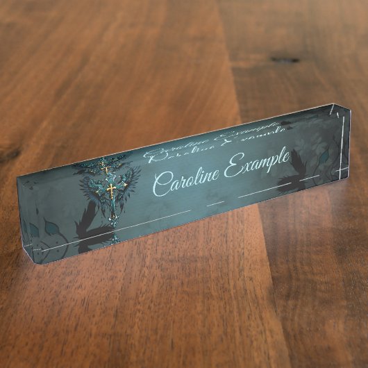 ゴシック様式の十字架と装飾的な要素と鳥。 デスクネームプレート (側面)