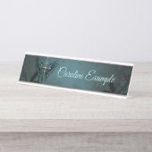 ゴシック様式の十字架と装飾的な要素と鳥。 デスクネームプレート (正面)