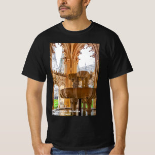 ゴシック様式の噴水と回廊。バタルハ修道院 Tシャツ