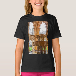 ゴシック様式の噴水と回廊。バタルハ修道院 Tシャツ