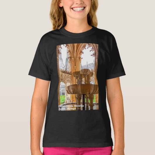 ゴシック様式の噴水と回廊。バタルハ修道院 Tシャツ (正面)
