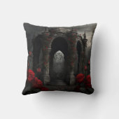 ゴシック様式の墓地ガゼボと赤いバラの夜 クッション (裏面)