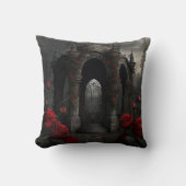 ゴシック様式の墓地ガゼボと赤いバラの夜 クッション (正面)