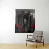 ゴシック様式の墓地ガゼボと赤いバラの夜 タペストリー (インサイチュ)