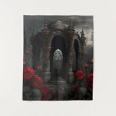 ゴシック様式の墓地ガゼボと赤いバラの夜 タペストリー (正面)