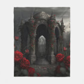 ゴシック様式の墓地ガゼボと赤いバラの夜 フリースブランケット (正面)
