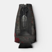 ゴシック様式の墓地ガゼボと赤いバラの夜 ボトルクーラー (裏面)