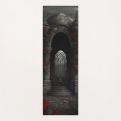 ゴシック様式の墓地ガゼボと赤いバラの夜 ヨガマット (正面)