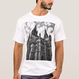 ゴシック様式の大聖堂 – 威厳のある木炭最高傑作 Tシャツ