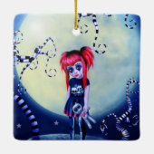 ゴシック様式の女の子ブードゥー人形と不気味なつる植物 セラミックオーナメント (裏面)