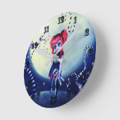 ゴシック様式の女の子ブードゥー人形と不気味なつる植物 ラウンド壁時計 (傾斜)