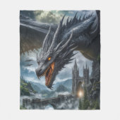 ゴシック様式の山の城を守る黒竜 フリースブランケット (正面)