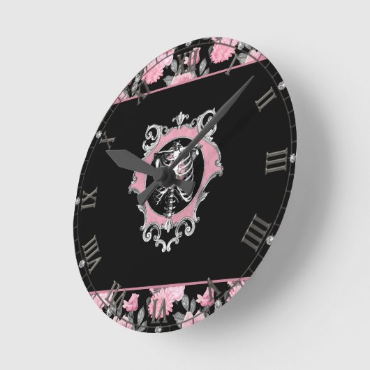 ゴシック様式の愛 |ピンクとブラックのSkeletenハートフローラ ラウンド壁時計 (傾斜)