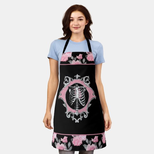 ゴシック様式の愛 |ピンクと黒のスケルトンハートフローラ エプロン (着用した状態)
