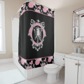 ゴシック様式の愛 |ピンクと黒のスケルトンハートフローラ シャワーカーテン (インサイチュ)