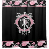 ゴシック様式の愛 |ピンクと黒のスケルトンハートフローラ シャワーカーテン (正面)