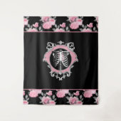 ゴシック様式の愛 |ピンクと黒のスケルトンハートフローラ タペストリー (正面)