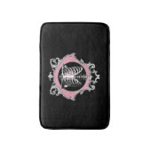 ゴシック様式の愛 |ピンクと黒のスケルトンハートフローラ バスマット (正面縦)